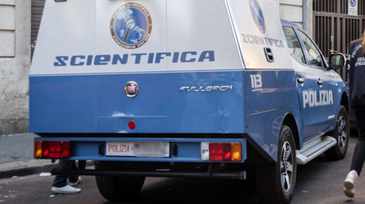 Scoperta misteriosa: cadavere di un uomo in un baule, madre denutrita in casa