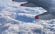Aereo si schianta su auto