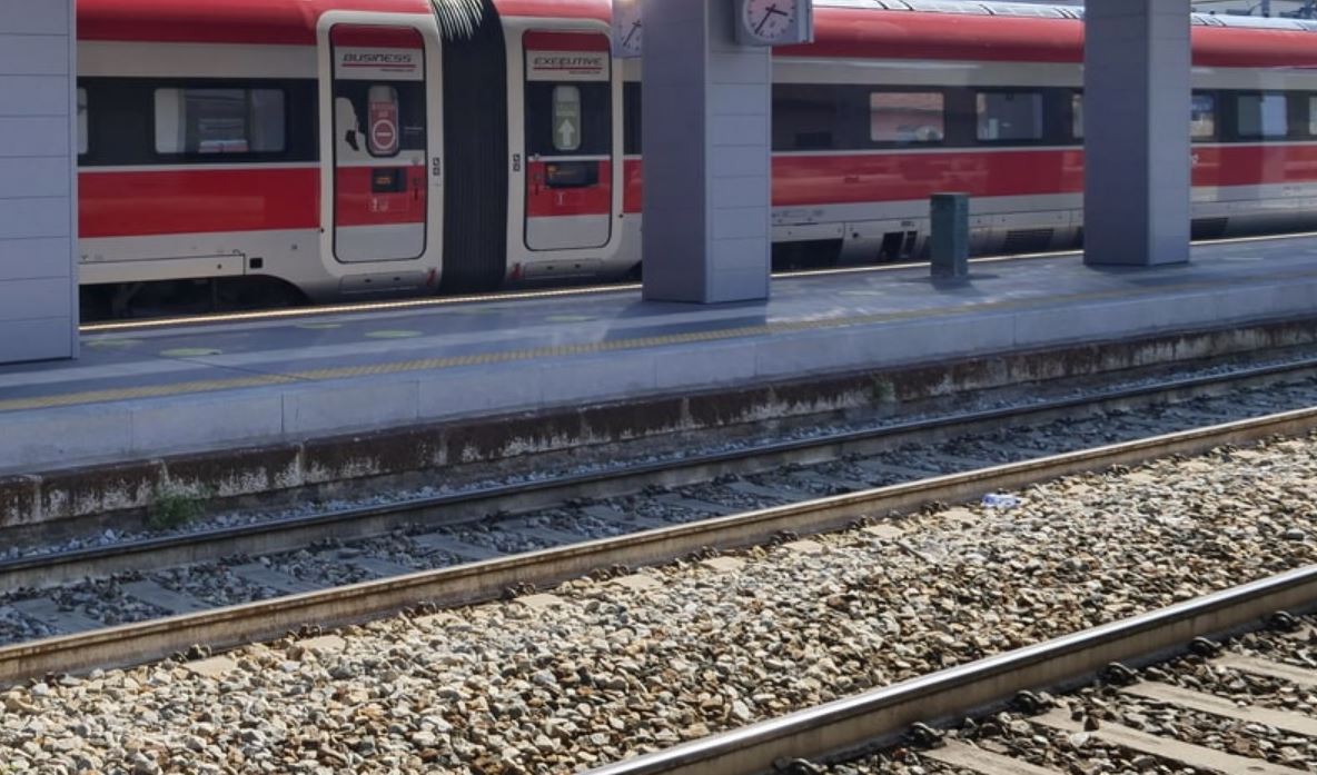 Morto un 25enne travolto da un treno della Piacenza-Ancona: 16enne vede tutto e ha un malore