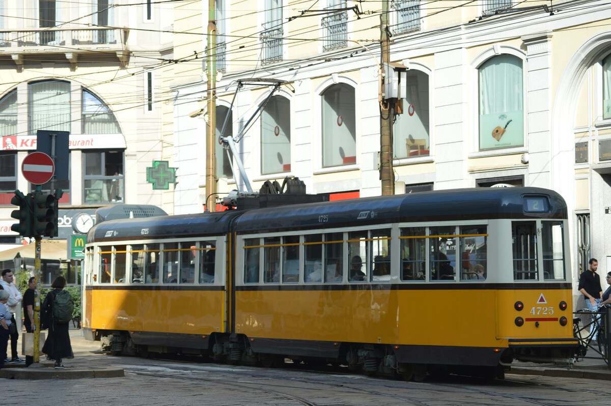 Incidente in centro a Milano: auto non rispetta la precedenza, lo schianto contro il tram