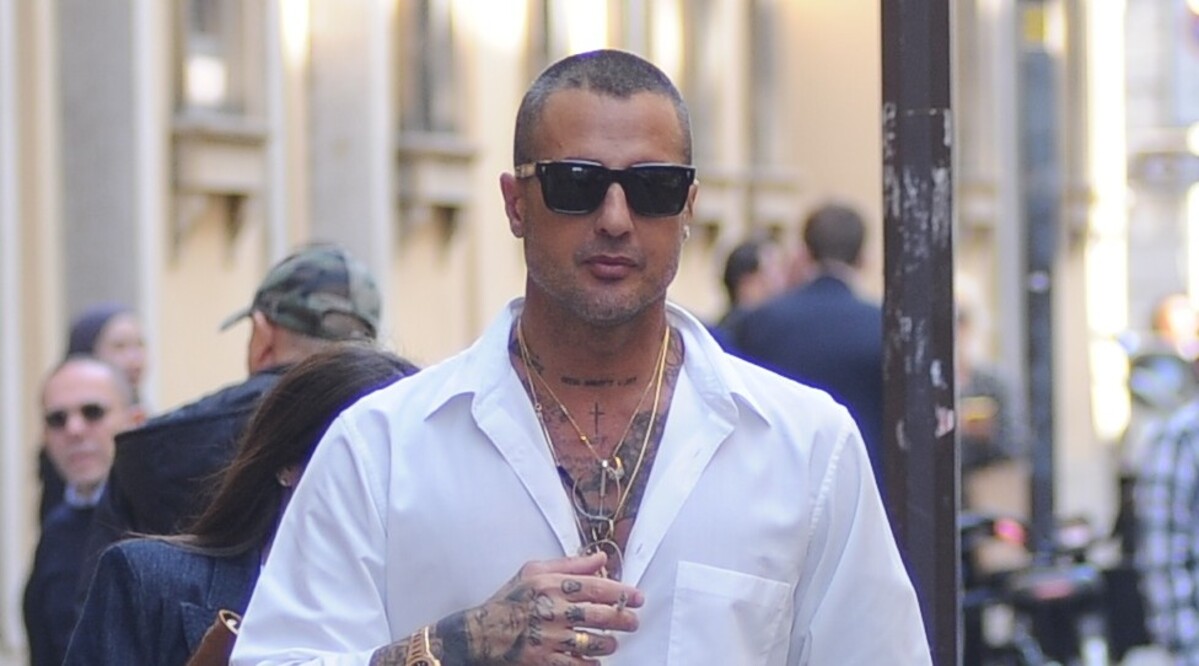 Fabrizio Corona senza freni, dopo Signorini prende di mira Maria De Filippi: l'annuncio