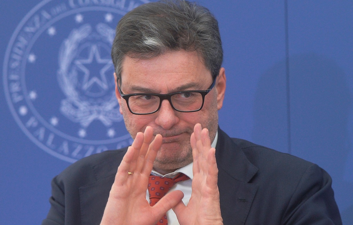 Il ministro Giancarlo Giorgetti difende la Manovra e ironizza sulle dimissioni: "Ci penso tutte le mattine"