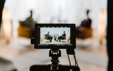 intervista scaled e1764672921231 364x230