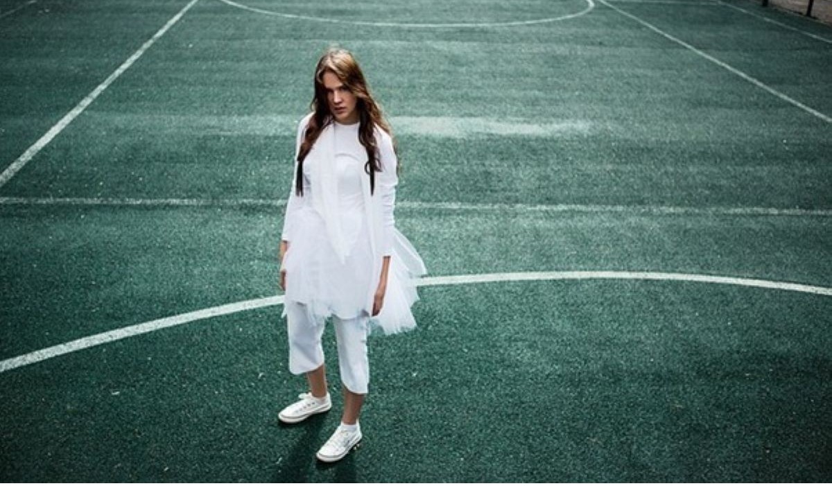 Le sneakers di lusso sono il nuovo trend: come indossarle e abbinarle?