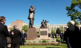 monumento commemorativo della serie seventeen moments of spring a mosca storia e significato 1766055789 265x160