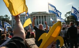 proteste a tel aviv la richiesta di grazia per netanyahu scuote israele 1764555760 265x160