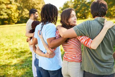 Hugging Day, fra calore umano e robot il potere terapeutico dell'abbraccio