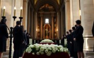 funerali di valentino garavani un addio illuminato dalle stelle della moda 1769168827