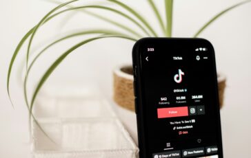 Dietro l’ironia di uno dei meme più condivisi del momento