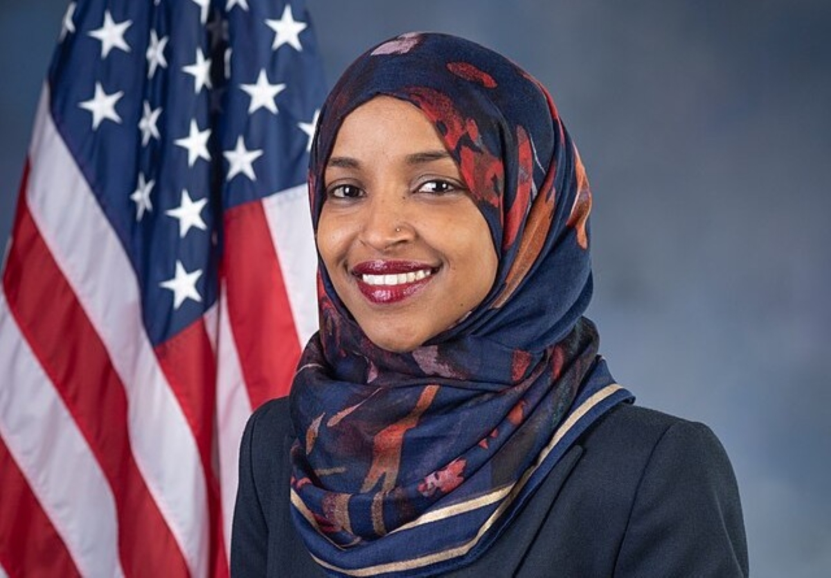 Minneapolis, la deputata Ilhan Omar aggredita durante un comizio: il video dell'incidente