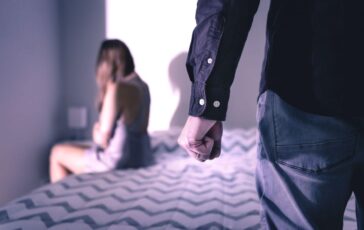 bruciare moglie figlio