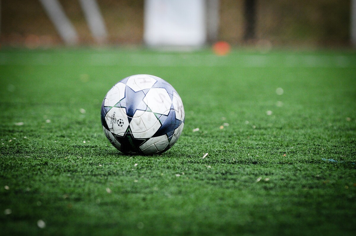 Lutto nel mondo del calcio, addio al noto calciatore: come è morto