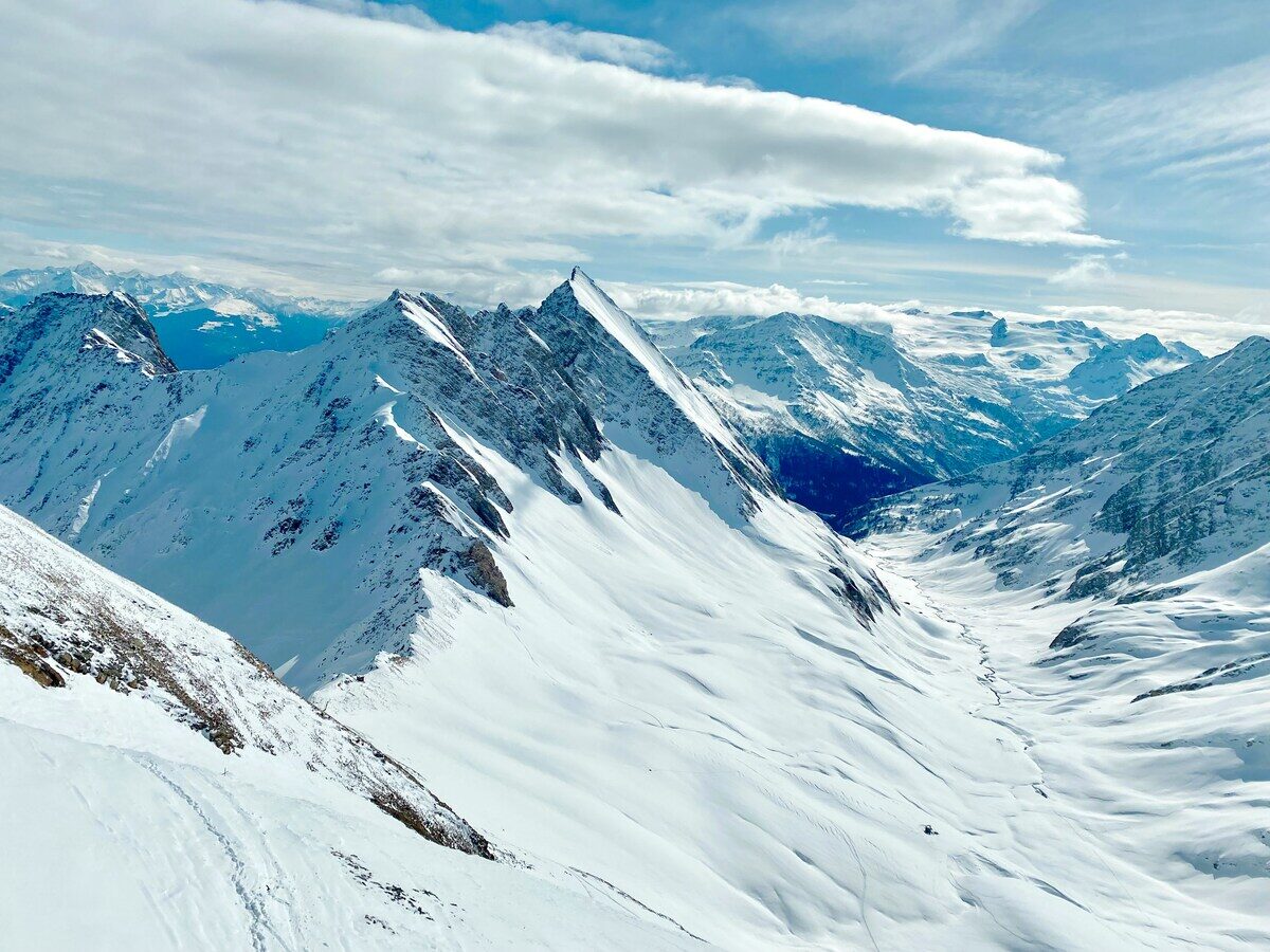 Tragedia a Courmayeur: sciatore 21enne si schianta contro un albero e muore