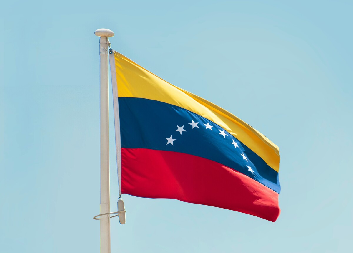 Venezuela, bombardamenti su Caracas: esplosioni, incendi e colonne di fumo