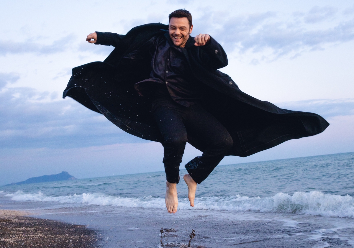 Tiziano Ferro sul palco di Sanremo 2026: 25 anni di carriera da “Xdono” a oggi