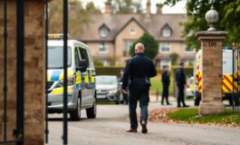 arresto di andrew mountbatten windsor polizia effettua perquisizioni a sandringham 1771496905 265x160