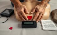 da cuore a cuore linno che diffonde il massaggio cardiaco e luso del defibrillatore 1771061906