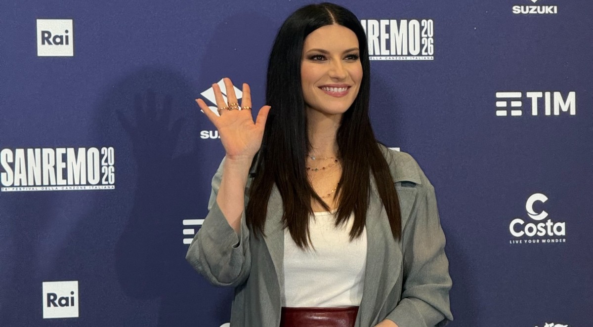 Laura Pausini, tutte le gaffe sul palco di Sanremo 2026: i momenti virali dell’Ariston