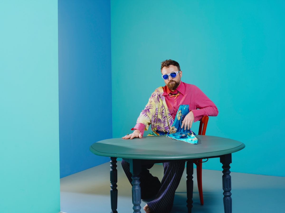 Sanremo 2026: Dargen D’Amico e la cover di “Su di noi”, un ponte tra passato e contemporaneità