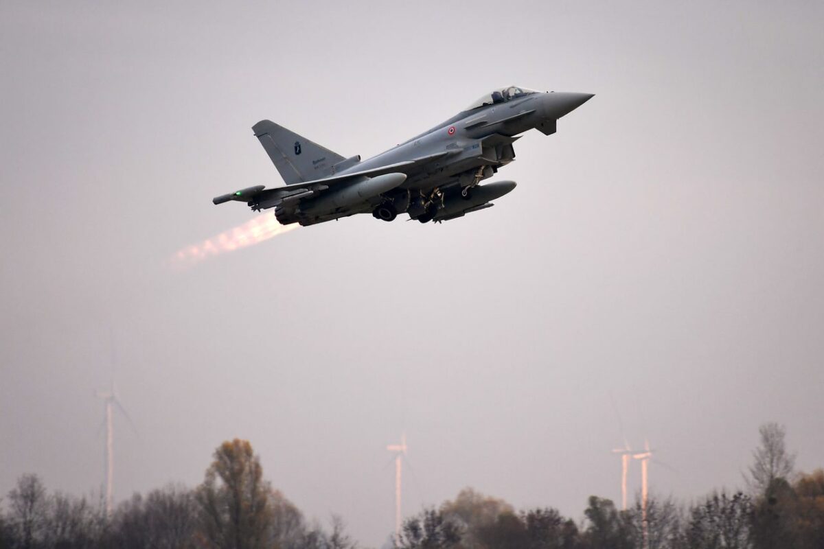 Drammatico incidente, aereo militare si schianta: il bilancio drammatico