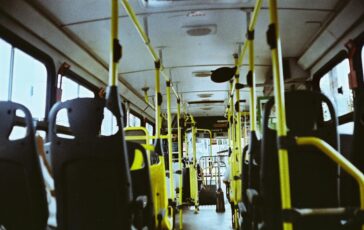 bambino lasciato a piedi dal bus