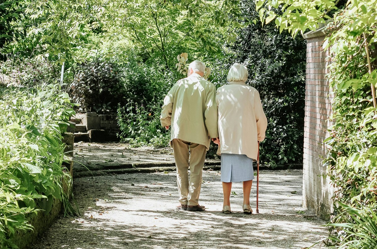 I nonni con la valigia, sempre più anziani lasciano il Sud per trasferirsi al Nord: i motivi