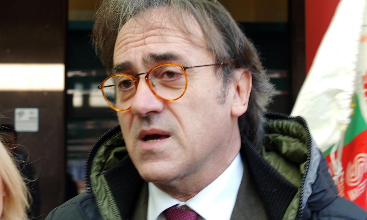 Minacce di morte a Bonelli, il deputato le mostra in Aula: "Ti staccheremo quella testa"