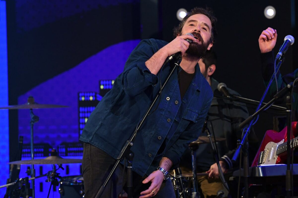 Tommaso Paradiso debutta a Sanremo 2026 con 'I Romantici': testo e significato della canzone