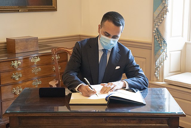 Luigi Di Maio, lo stipendio e il ruolo Ue: cosa fa per guadagnare 15mila euro al mese (destinati a salire)