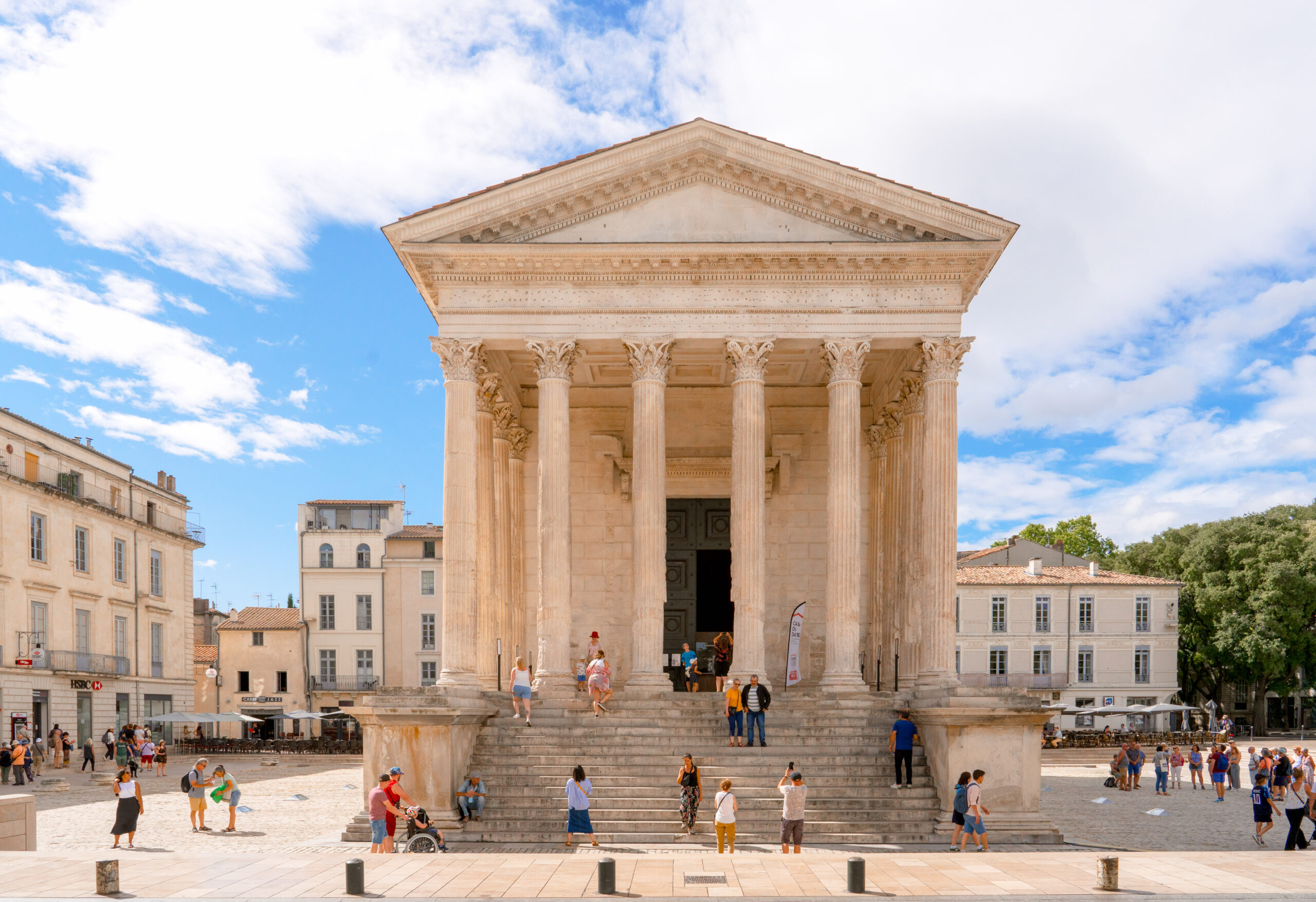 https://static.adhubmedia.com/notizie_it/wp-content/uploads/2026/02/maison-carree-copyright-nimes-tourisme-8-scaled.jpg
