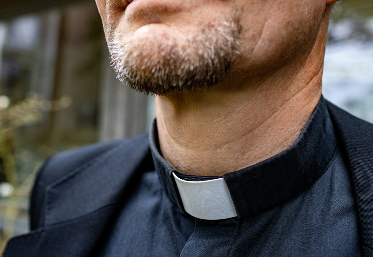 "Ecco perché ho preso questa decisione". Alberto Ravagnani, il “prete influencer”, lascia il sacerdozio: il video