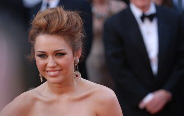 miley cyrus 100307 a 6452c 634 364x230