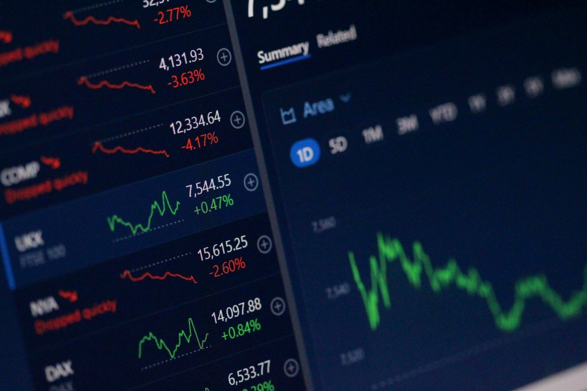 Tassi di interesse e mercati azionari: come i rendimenti obbligazionari guidano le quotazioni