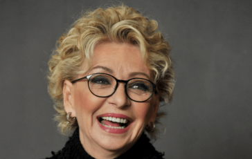 bonaccorti i funerali a roma le parole di renato zero la folla a piazza del popolo e laffetto degli amici 2