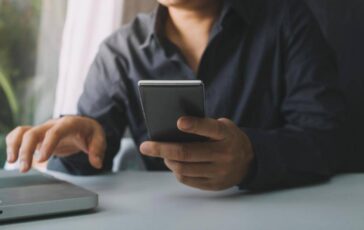 Boom prezzi petrolio e bollette Ue raccomanda smart working 364x230