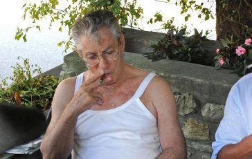 Bossi la canottiera che cambio la politica lestate 1994 del leader della Lega in Sardegna 364x230