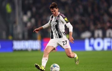 Cambiaso trattiene Ekkelenkamp arbitro non fischia rigore proteste in Udinese Juventus 364x230