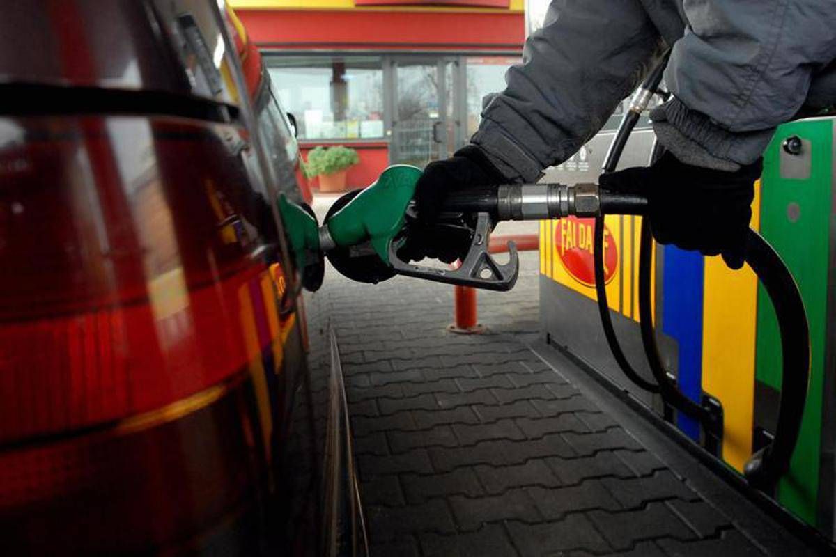 Carburanti, petrolio vicino a 120 dollari al barile: nuovi aumenti per benzina e diesel