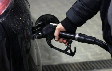 Carburanti prezzo di benzina e diesel in rialzo gasolio oltre i 2 euro 364x230