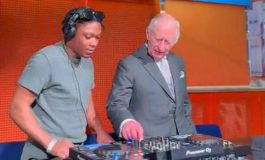 Carlo III cambia ruolo da sovrano a DJ. E il risultato e incredibile 265x160