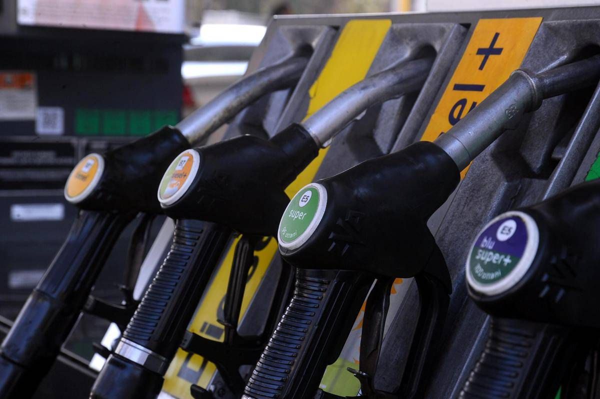 Caro benzina e diesel, il governo corre ai ripari. Meloni: "Tagliamo 25 centesimi al litro"