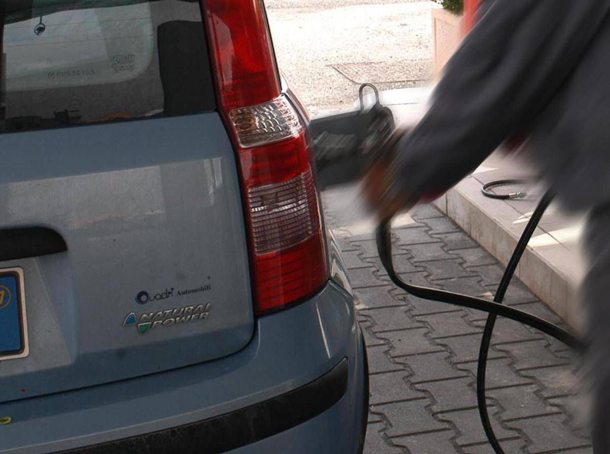 Caro carburanti, taglio delle accise ma prezzi benzina e diesel salgono ancora: cosa succede