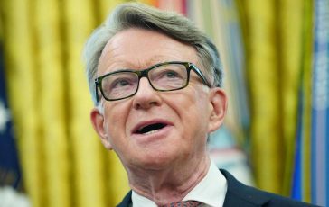 Caso Epstein possibili altre dimissioni dopo pubblicazione messaggi WhatsApp di Mandelson 364x230