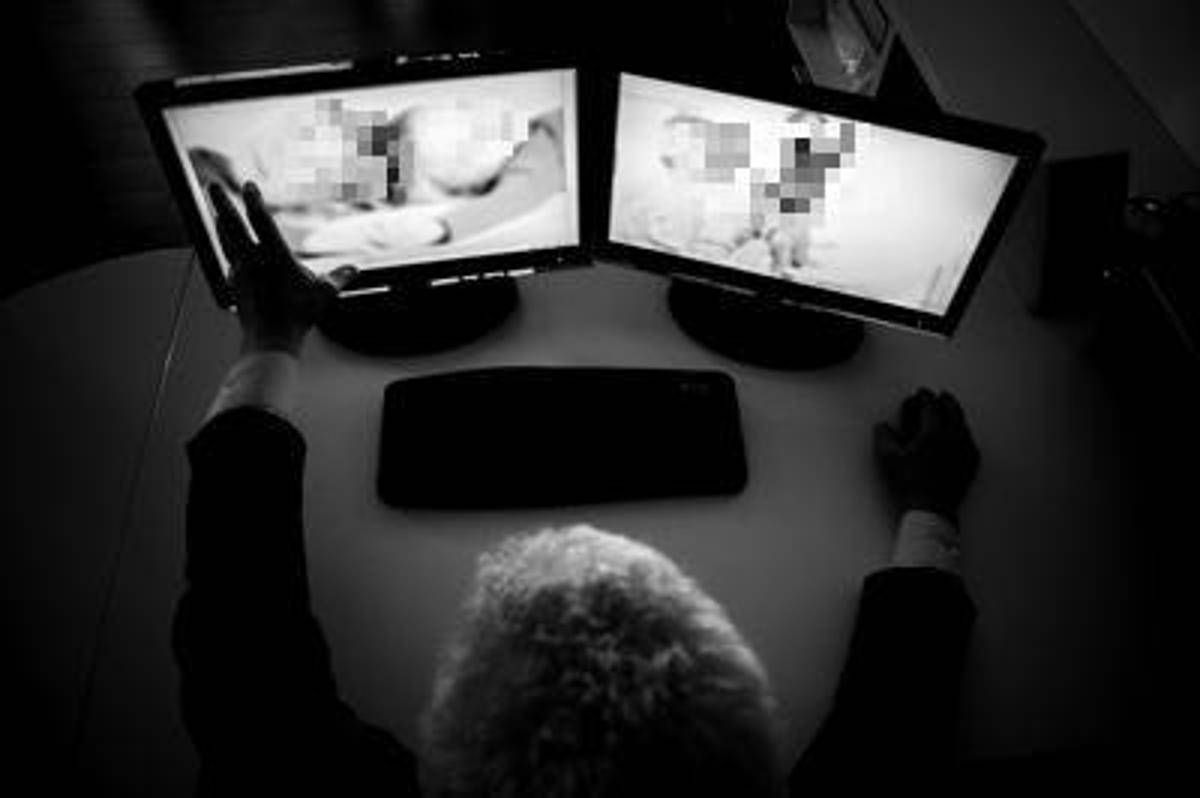 Catania, bidello arrestato per detenzione di materiale pedopornografico: trovate anche foto di alunne