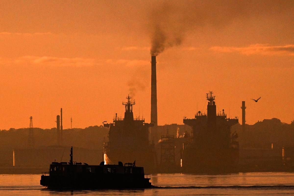 Cuba, arriva petroliera russa con via libera di Trump. Presidente Usa: "Non cambia niente, l'isola è finita" ﻿