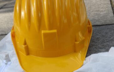 Due morti sul lavoro nel Padovano 22enne ucciso dal cilindro che taglia le lamiere a Bari operaio trentenne precipita da capannone industriale 364x230