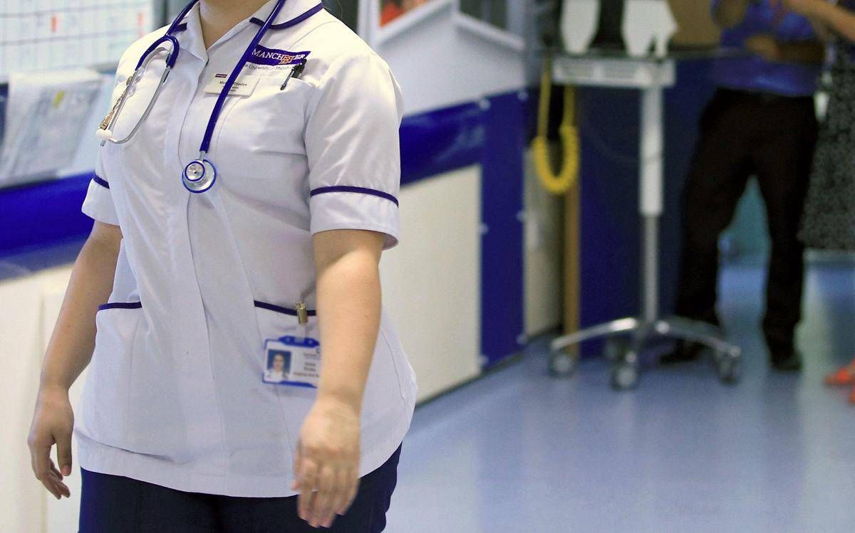 Focolaio di meningite in Uk, 27 casi e due morti nel Kent: appello per la vaccinazione di massa
