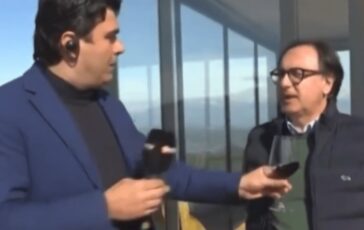 gaffe a uno mattina linviato scambia il microfono per un calice di vino in diretta 2