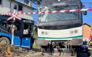 incidente a viterbo si scontrano treno e pullman al passaggio a livello studenti feriti 2