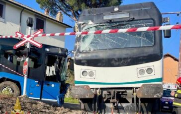 Incidente a Viterbo si scontrano treno e pullman al passaggio a livello studenti feriti 364x230